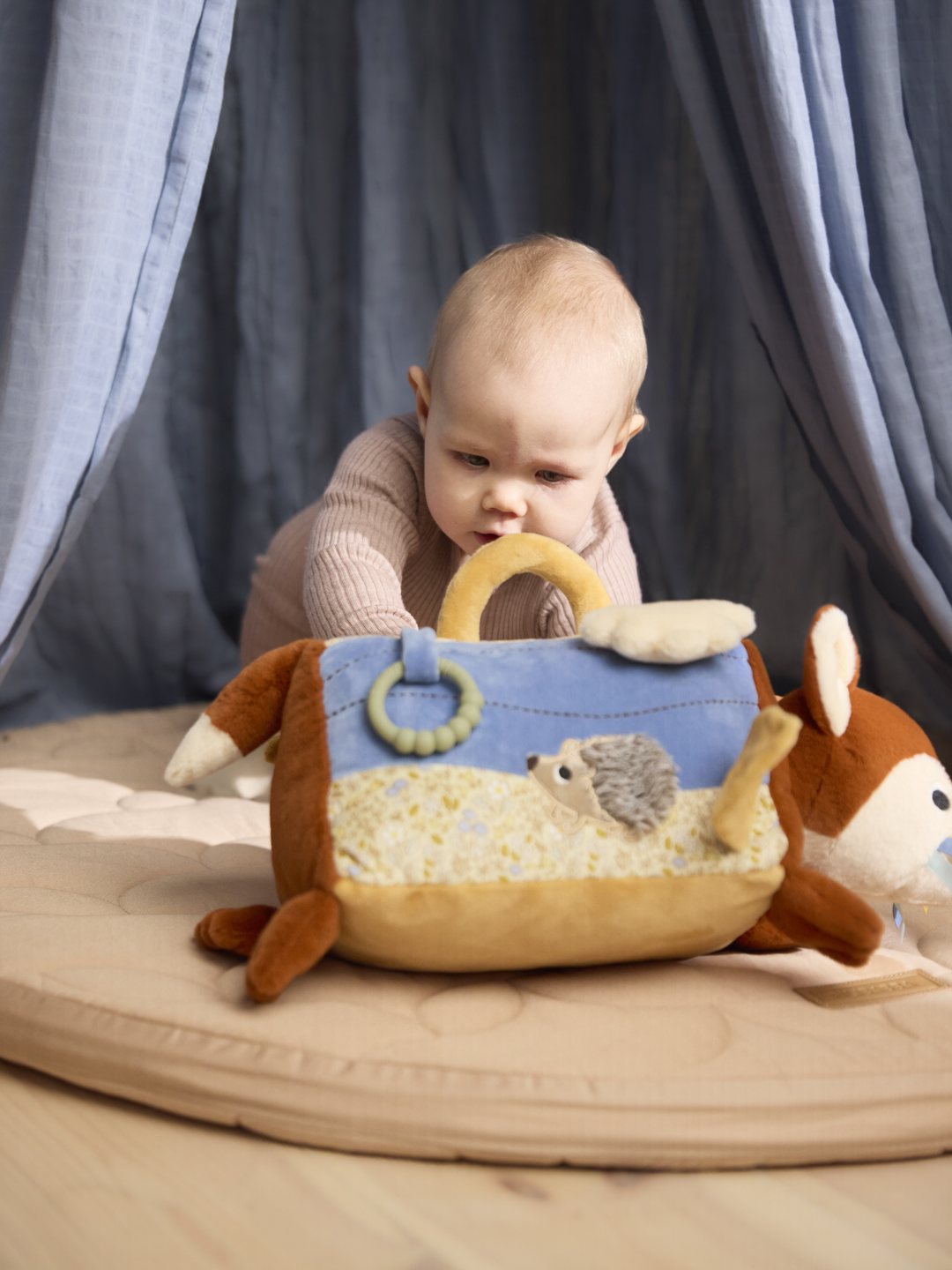 Filibabba tummy time toy with mirror, freddy the fox Filibabba kõhuli olemise aja mänguasi peegliga, beebimänguasi peegliga kõhuli mängimiseks