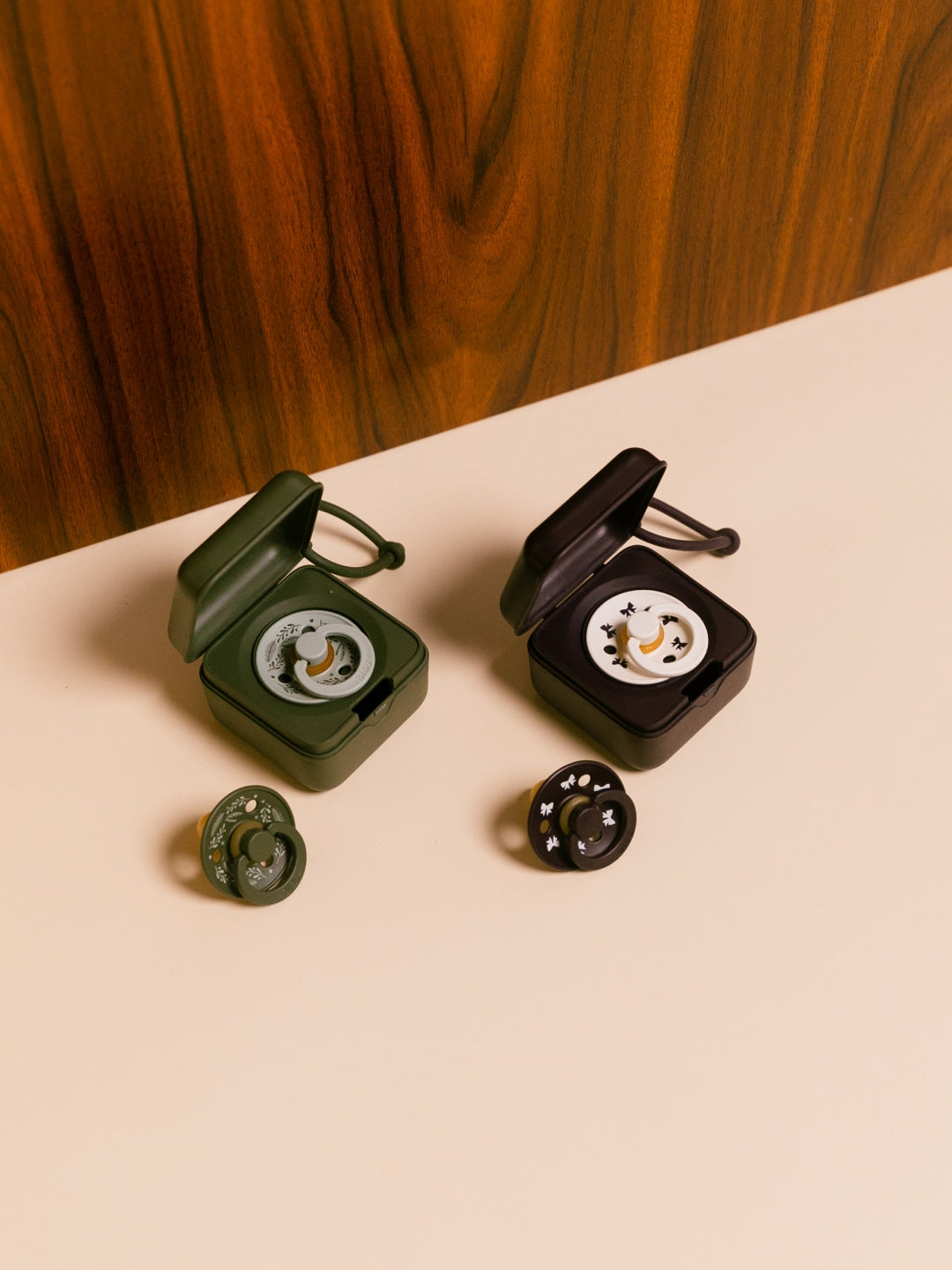 BIBS Retro Holiday Collection, Colour Round Pacifiers, Leaf and Bow, BIBS Retro Holiday kolletsioon, kirsikujulised lutid, lehed ja lipsud, all-groups