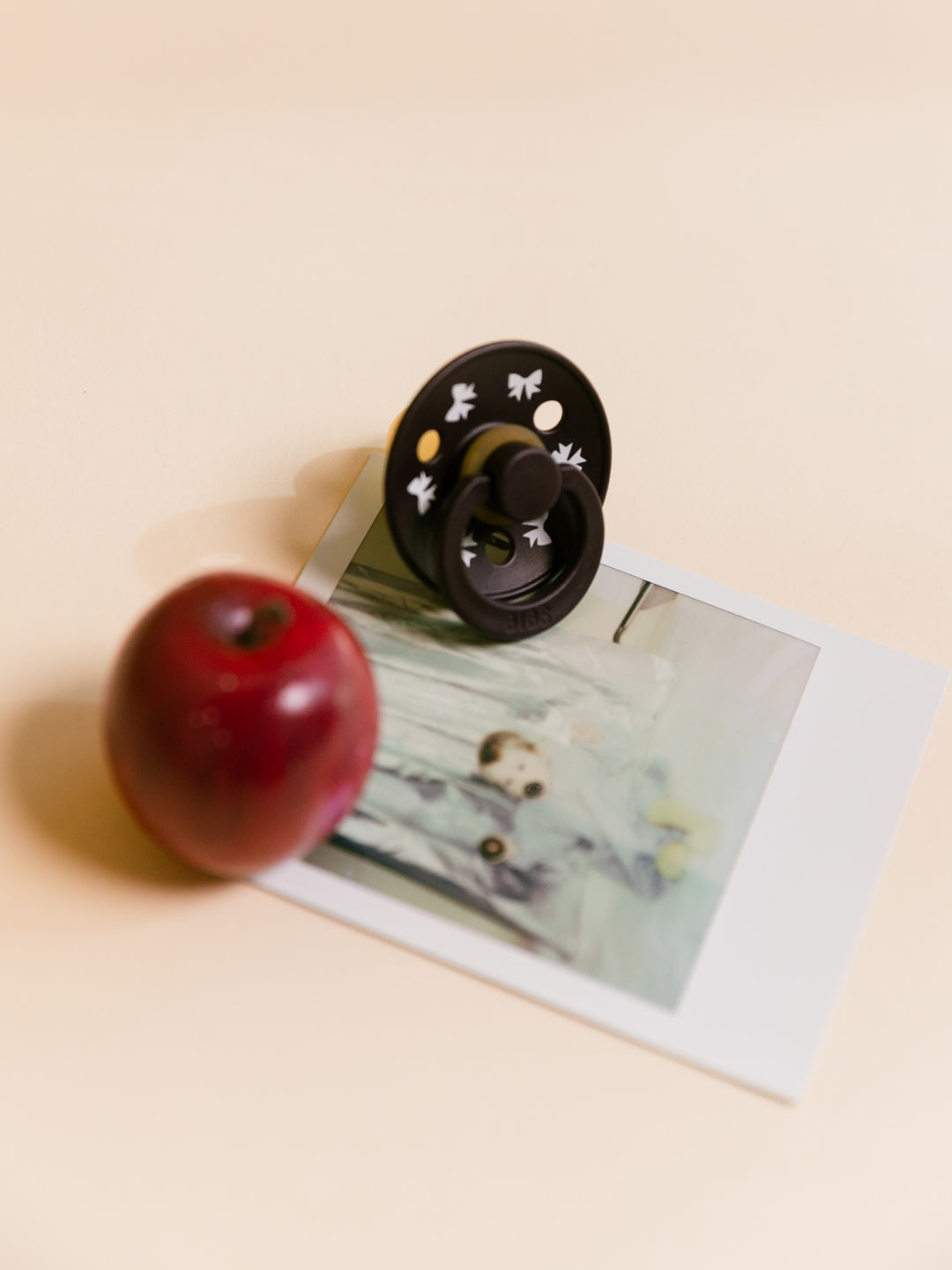 BIBS Retro Holiday Collection, Colour Round Pacifiers, Leaf and Bow, BIBS Retro Holiday kolletsioon, kirsikujulised lutid, lehed ja lipsud, all-groups