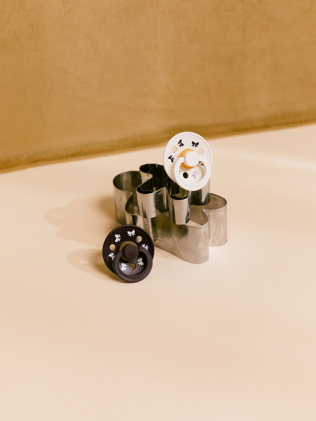 BIBS Retro Holiday Collection, Colour Round Pacifiers, Leaf and Bow, BIBS Retro Holiday kolletsioon, kirsikujulised lutid, lehed ja lipsud, all-groups