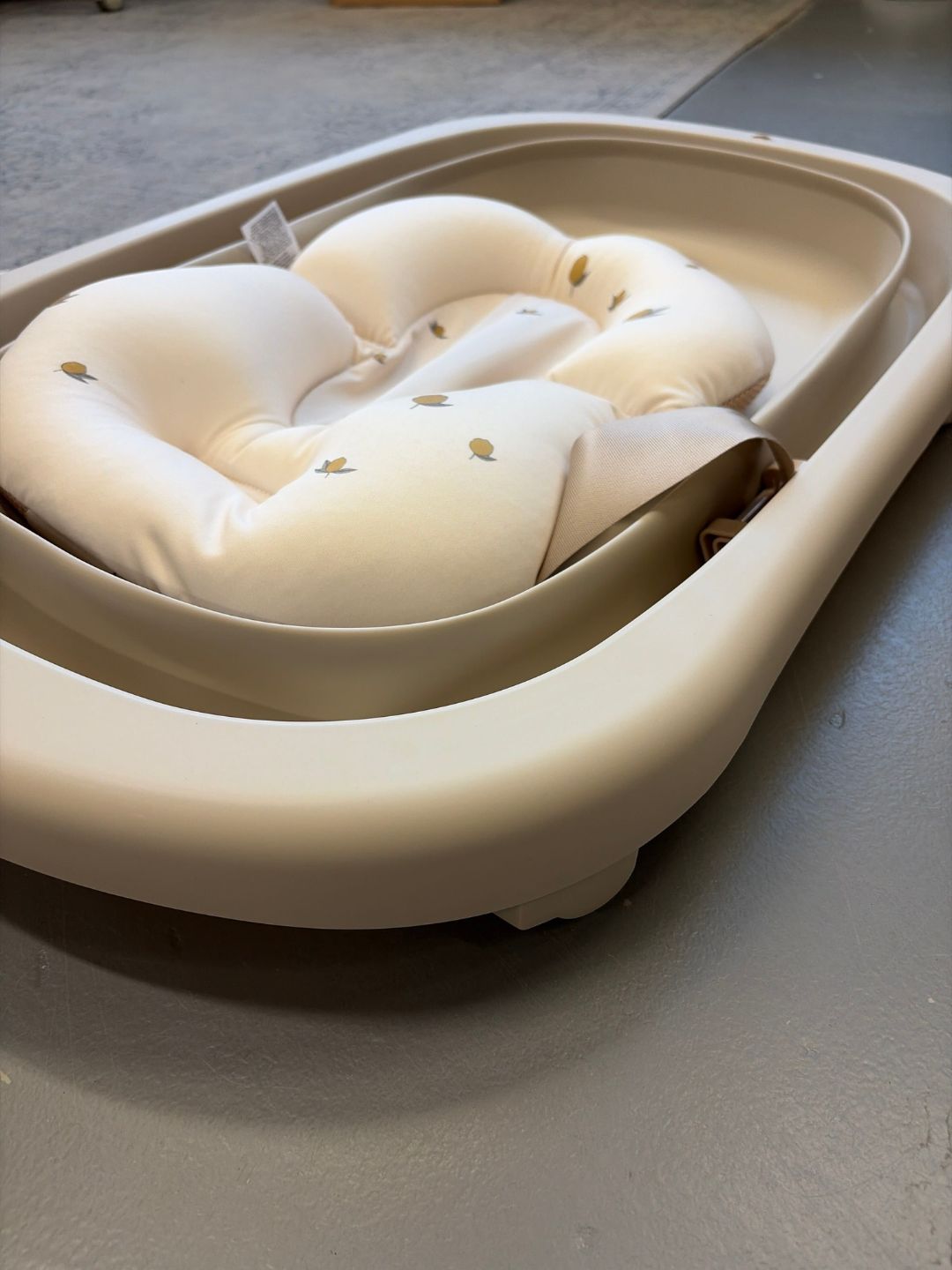 Konges Slojd foldable bath tub and cushion, Konges Slojd kokkupandav vann koos vannipadjaga, beebivann ja vannialus