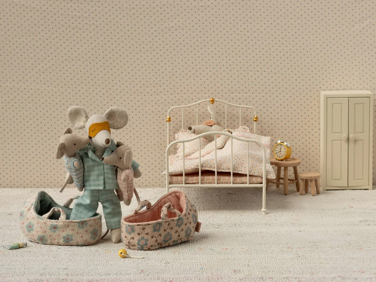 Maileg Baby Mouse in carry cot, Maileg beebihiir kandekotis