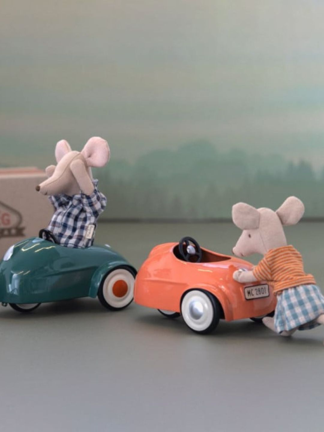 Maileg Mouse Car - Dark Green, Maileg hiire auto tumeroheline