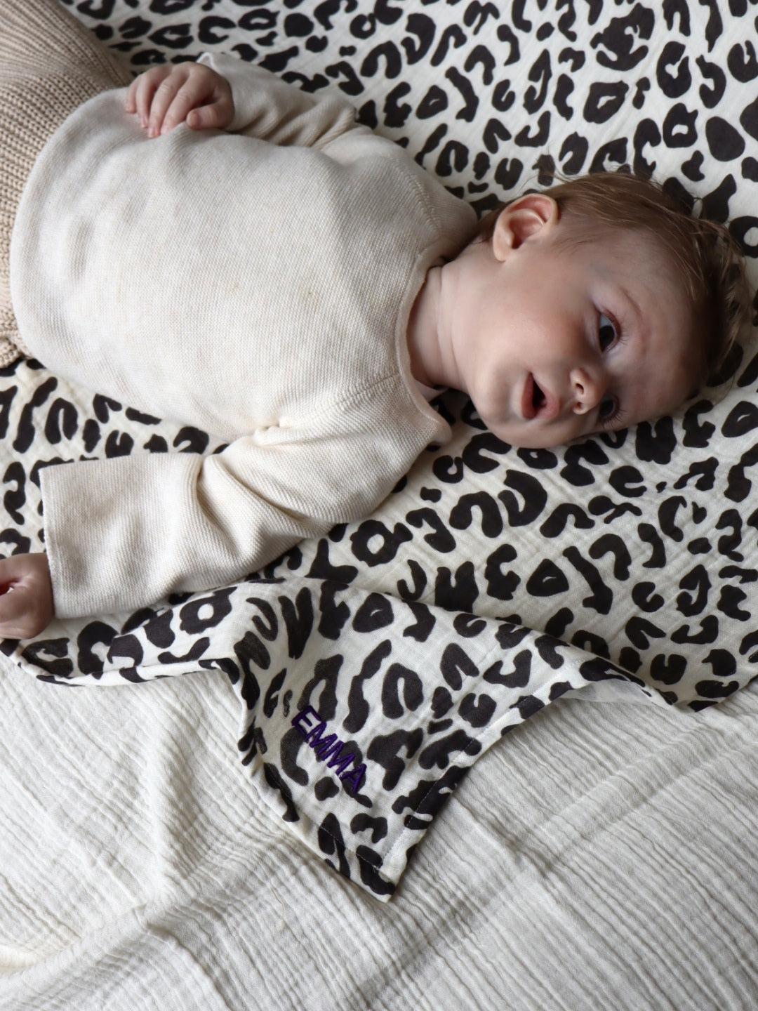 Studio Noos swaddle, muslin baby blanket, black and white Holy Cow, Studio Noos musliintekk, must-valge mustriga beebitekk