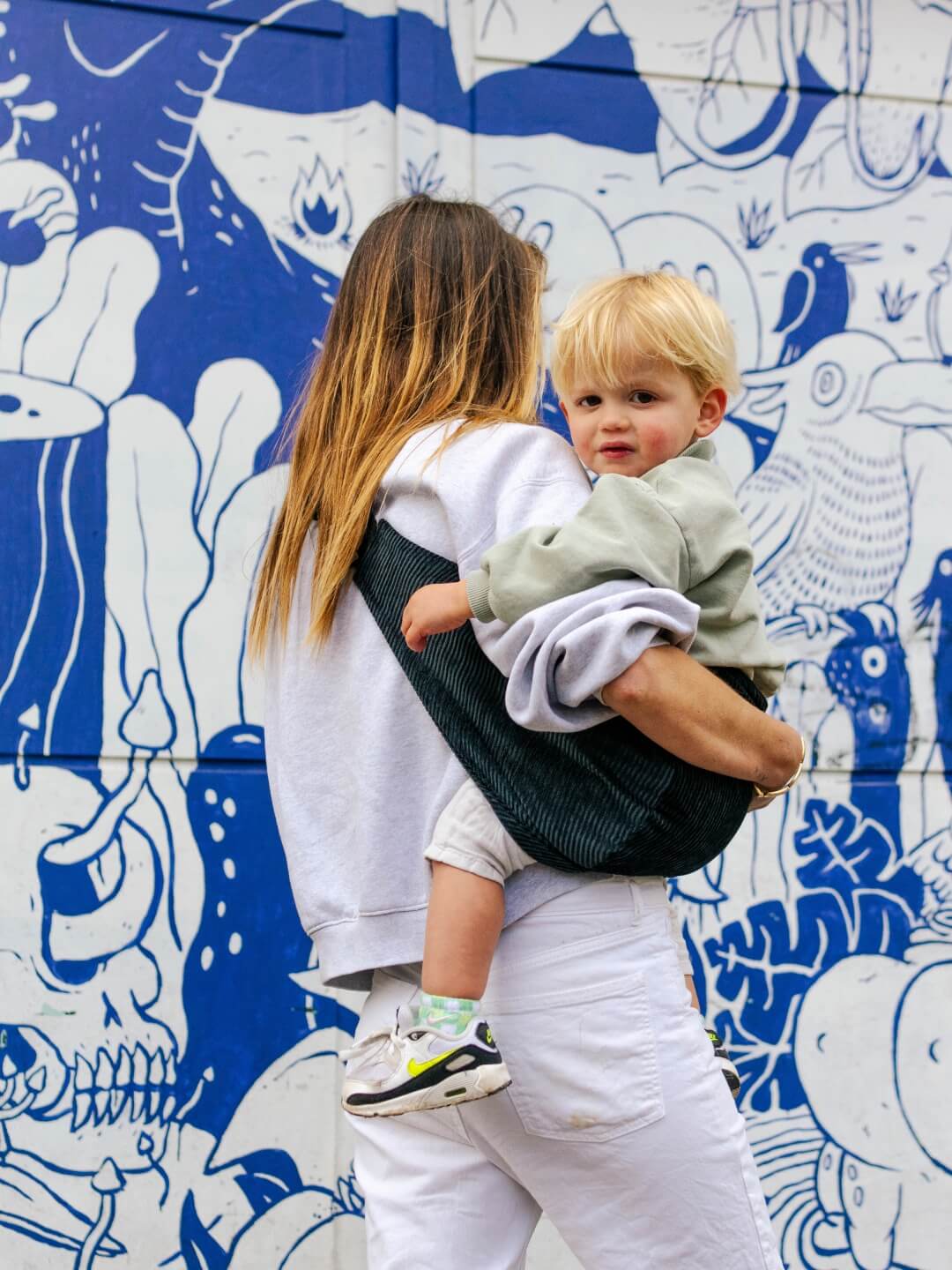 Wildride toddler swing carrier, corduroy black rib, Wildride väikelapse kandekott, must velvet