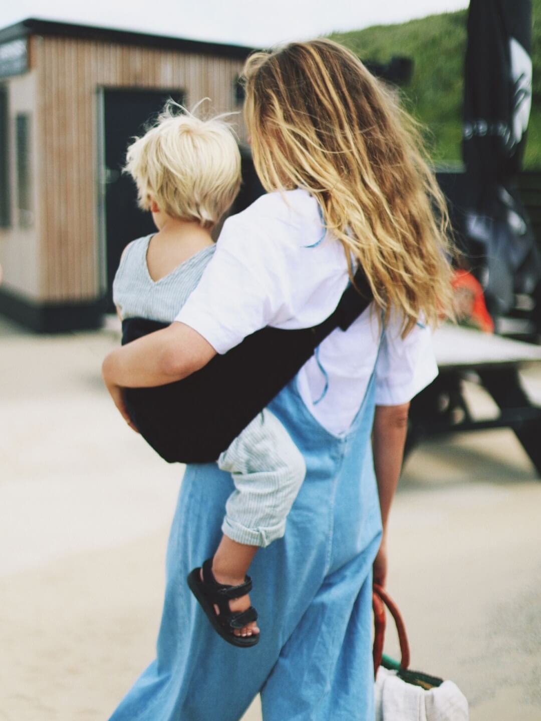 Wildride toddler swing carrier, corduroy black rib, Wildride väikelapse kandekott, must velvet