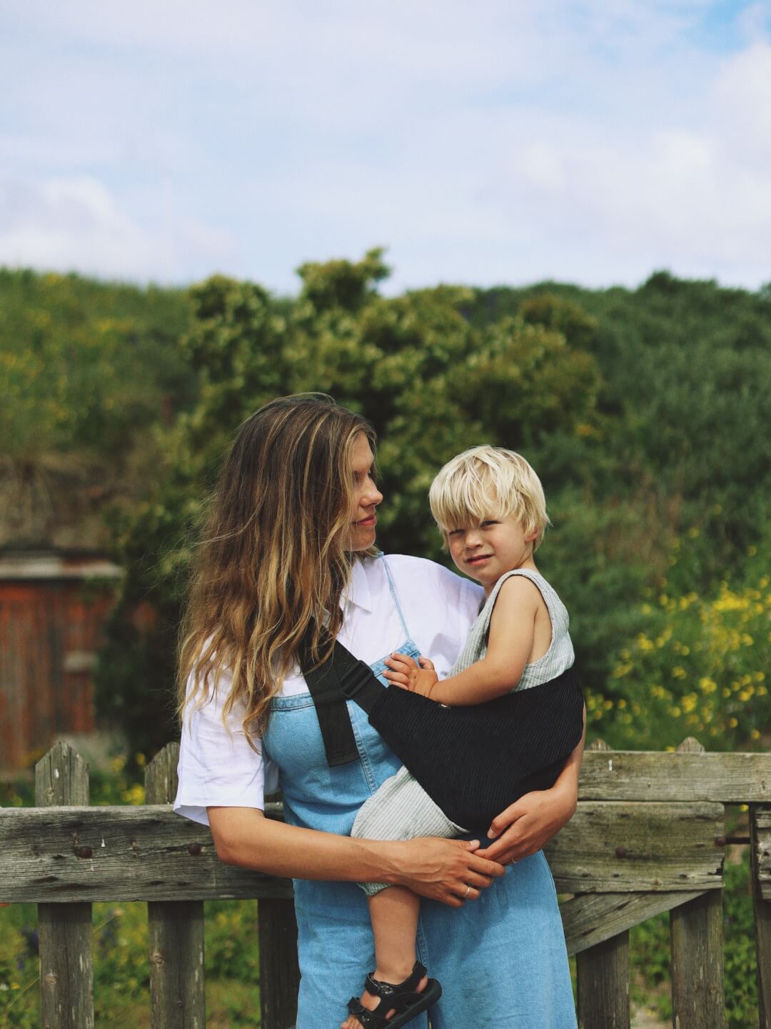 Wildride toddler swing carrier, corduroy black rib, Wildride väikelapse kandekott, must velvet