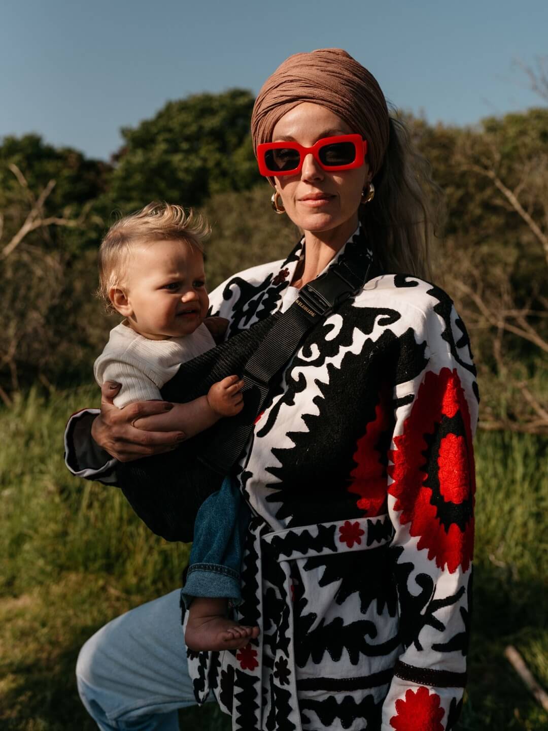 Wildride toddler swing carrier, corduroy black rib, Wildride väikelapse kandekott, must velvet