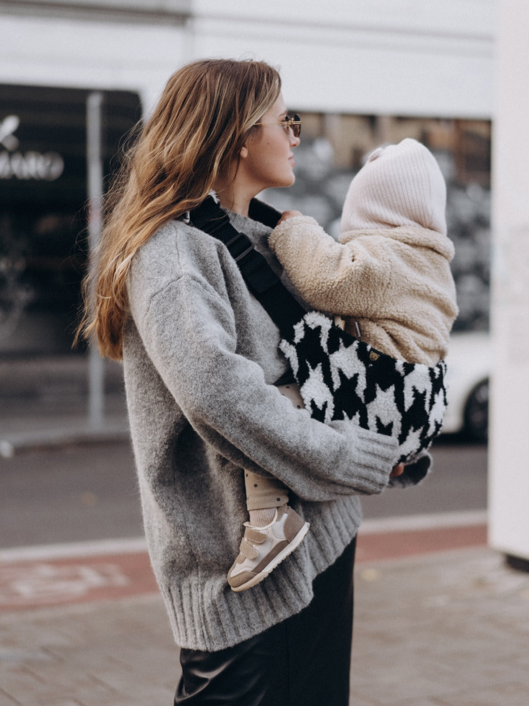 Wildride Toddler Swing Carrier - Houndstooth Teddy, Wildride väikelapse kandekott – Houndstooth Teddy