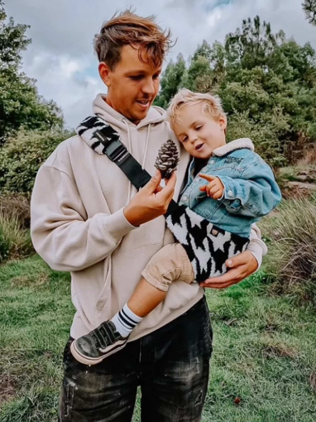 Wildride Toddler Swing Carrier - Houndstooth Teddy, Wildride väikelapse kandekott – Houndstooth Teddy