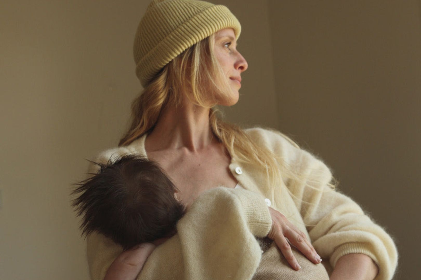 Hvid beanie for adults, gifts for mums to be and new mums