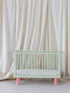 Karl & Fric Nox Cot - Blue, Karl & Fric beebivoodi, võrevoodi, beebi võrevoodi, Pistachio & Pink