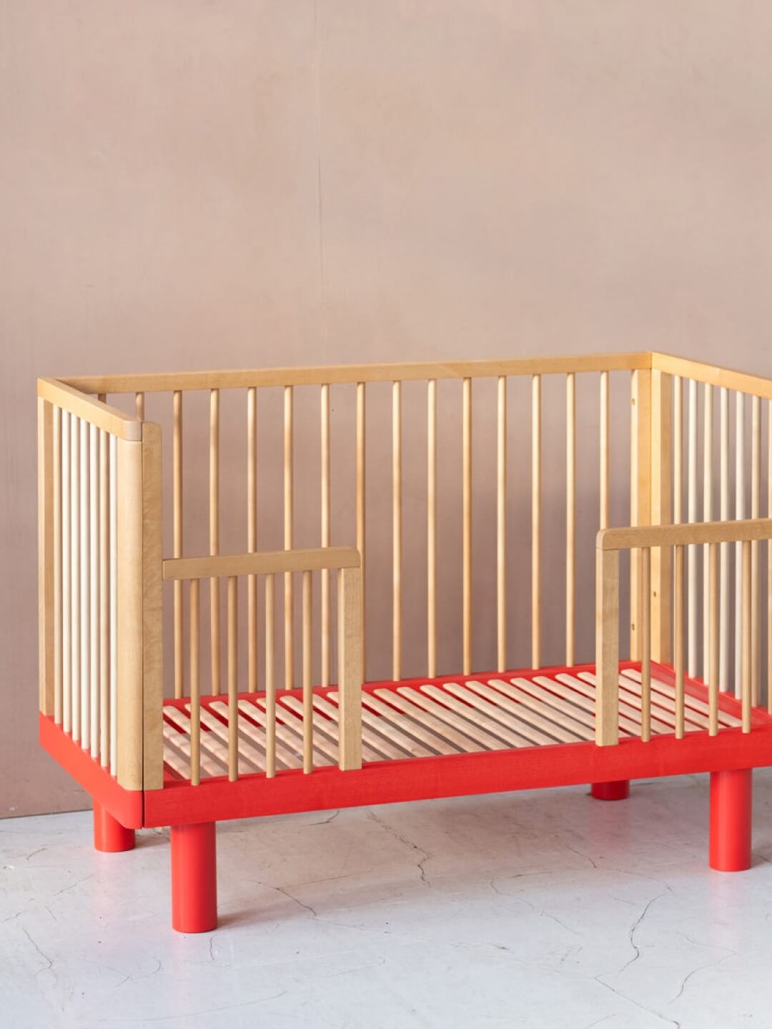 Karl & Fric Nox Cot - Natural Wood & Red, Karl & Fric Nox beebivoodi, võrevoodi, beebi võrevoodi