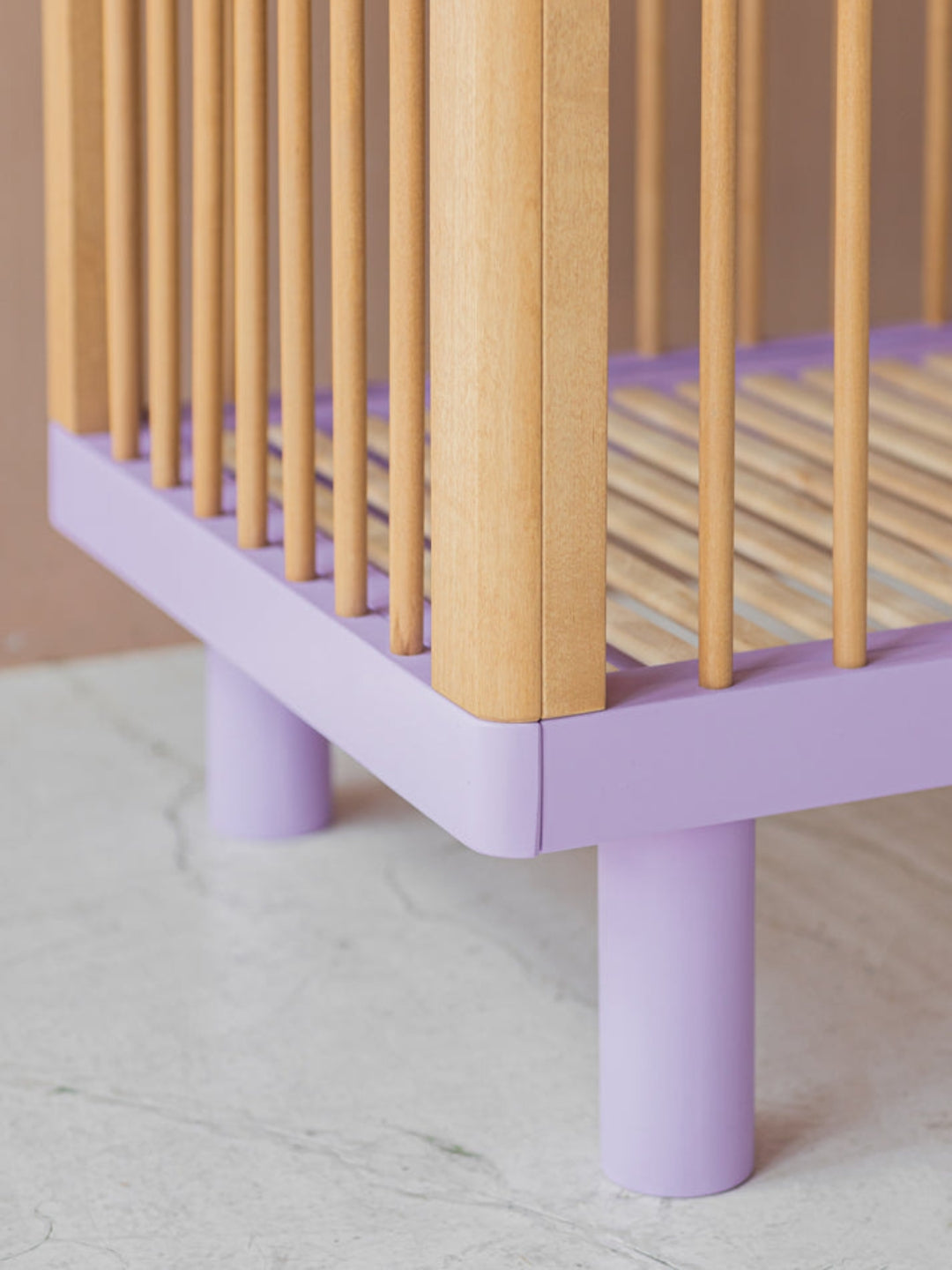 Karl & Fric Nox Cot in natural wood and lavender, Karl & Frix beebivoodi, võrevoodi naturaalne puit ja Lavendel