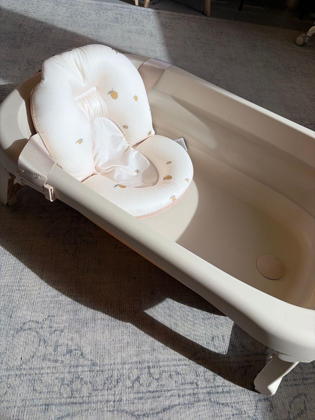 Konges Slojd foldable bath tub and cushion, Konges Slojd kokkupandav vann koos vannipadjaga, beebivann ja vannialus