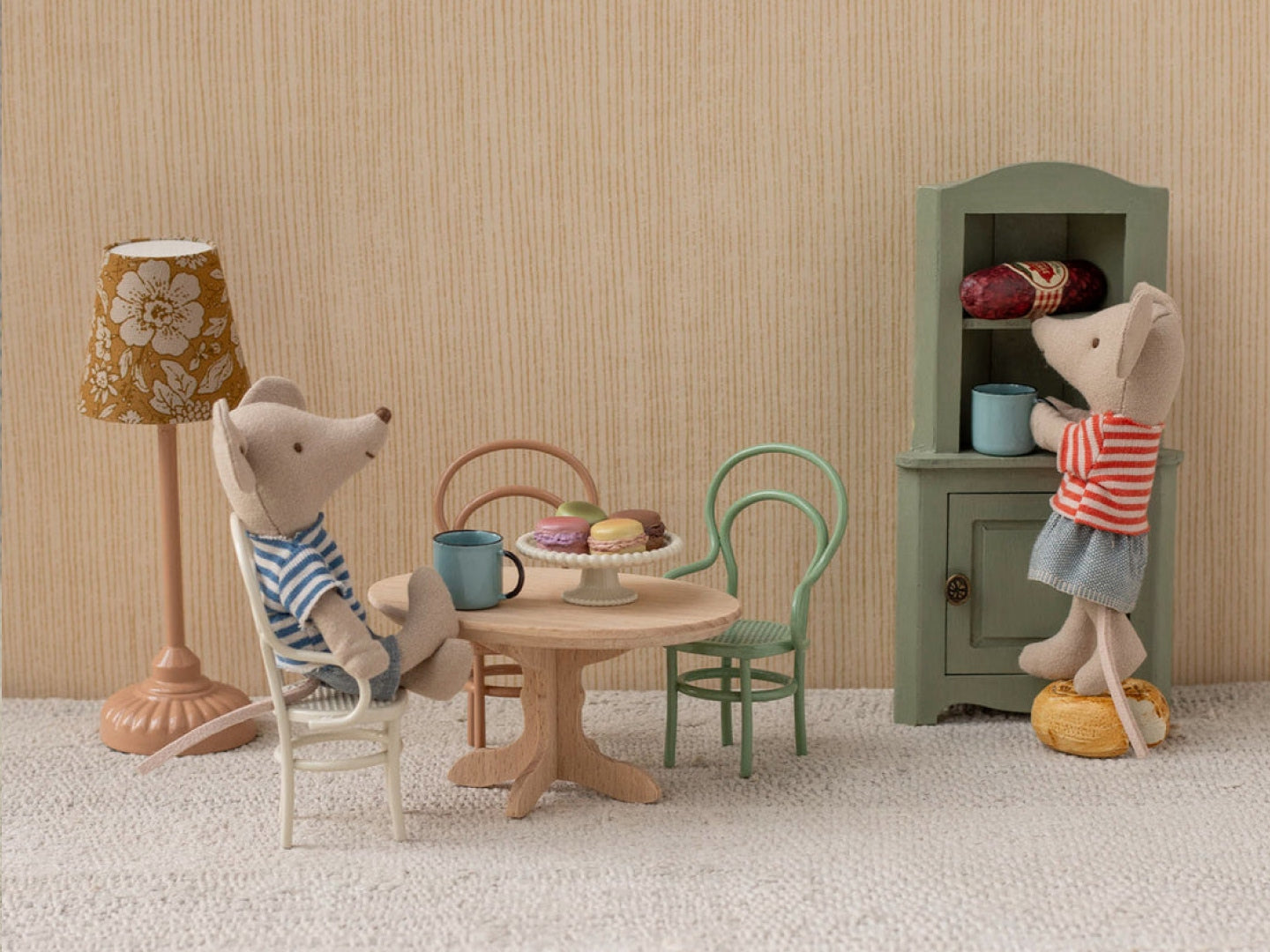 Maileg oval dining table wooden and vintage chairs, Maileg hiirte ovaalne puidust söögilaud ja vintage toolid