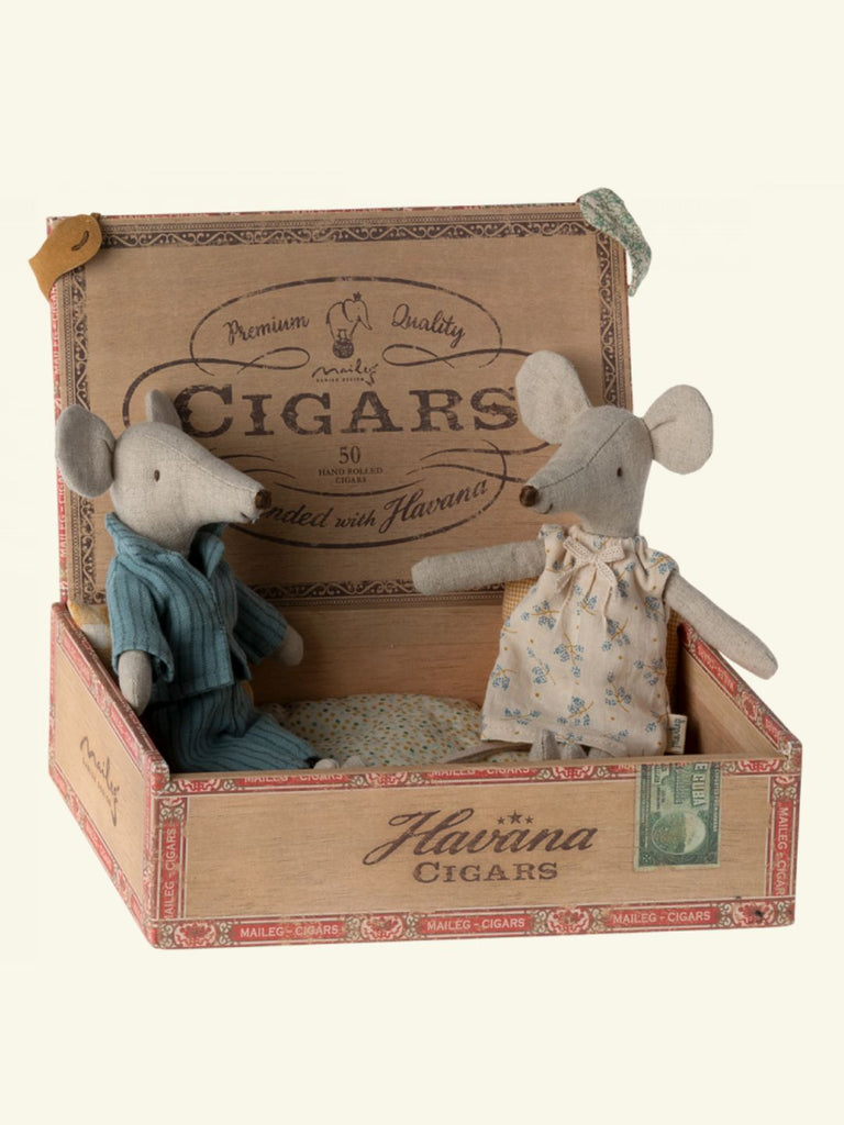 Maileg Mum and Dad Mice in Cigarbox, Maileg hiired ema ja isa koos karbiga