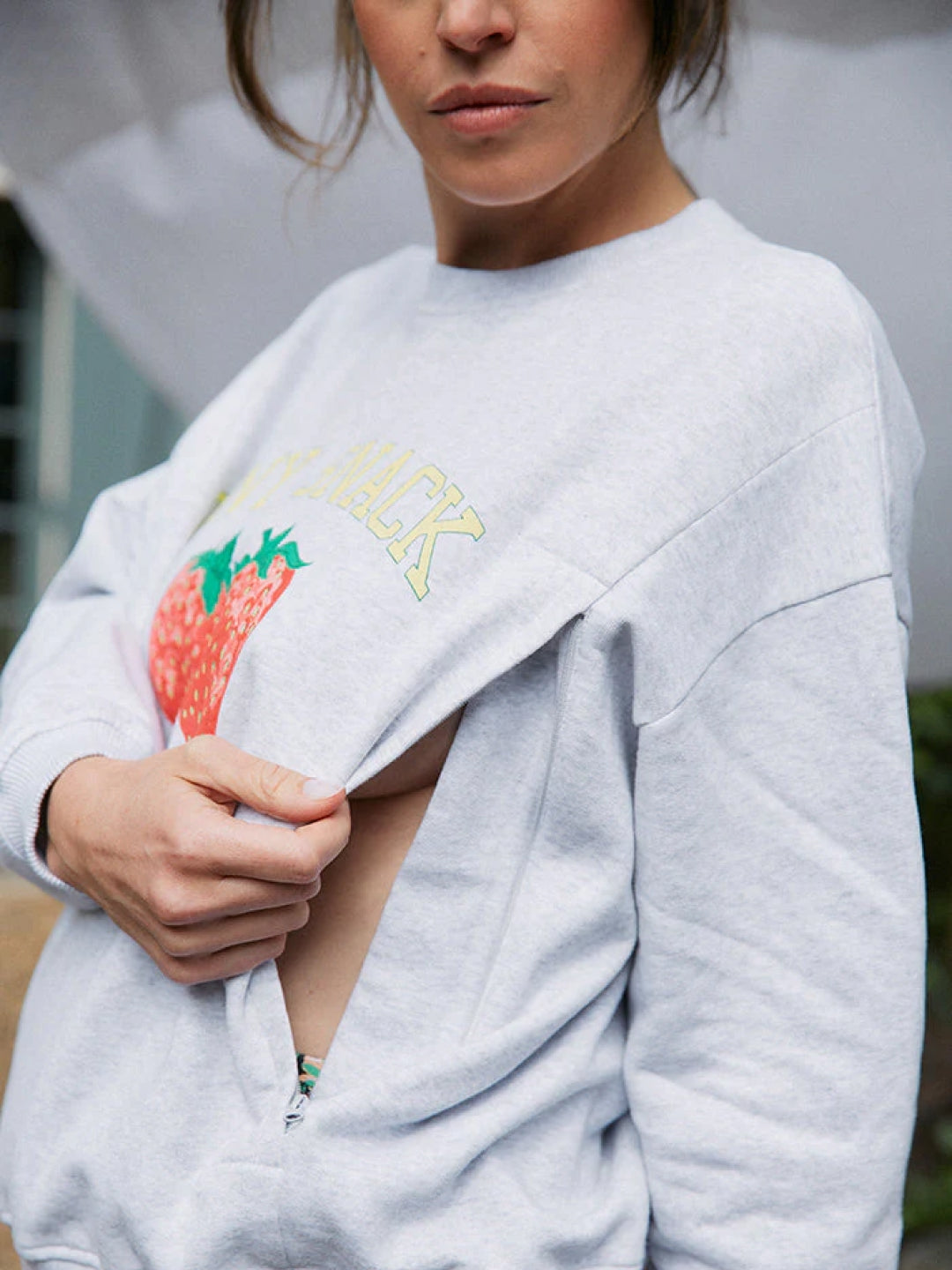 Tajinebanane Tiny Snack breastfeeding sweatshirt with strawberries, Tajinebanane imetamispusa Tiny Snack maasikatega