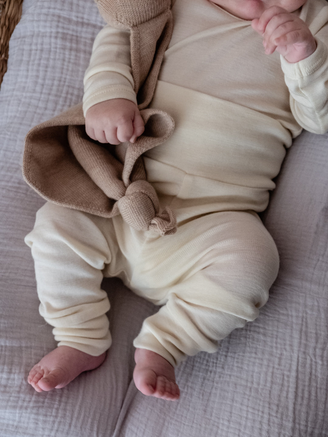 Sol - Ridge - Beige knit baby trousers with smiley faces on knees - Molo